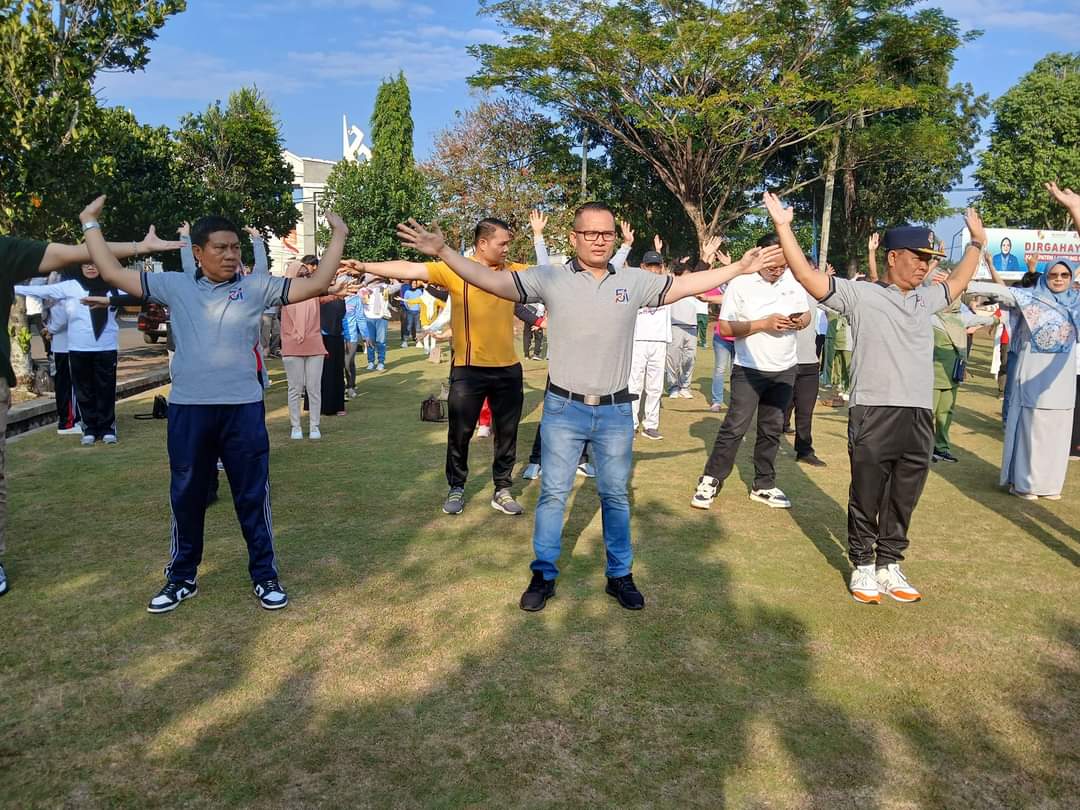 Pj Bupati Lampung Utara mengadakan Senam Bersama di halaman Pemda.