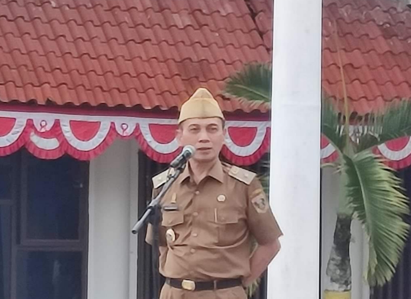 Ekbang Sekretariat Daerah Lampung Tengah,Drs.Hi.Rusmadi,M.M Memimpin Apel Mingguan di halaman kantor Bupati.